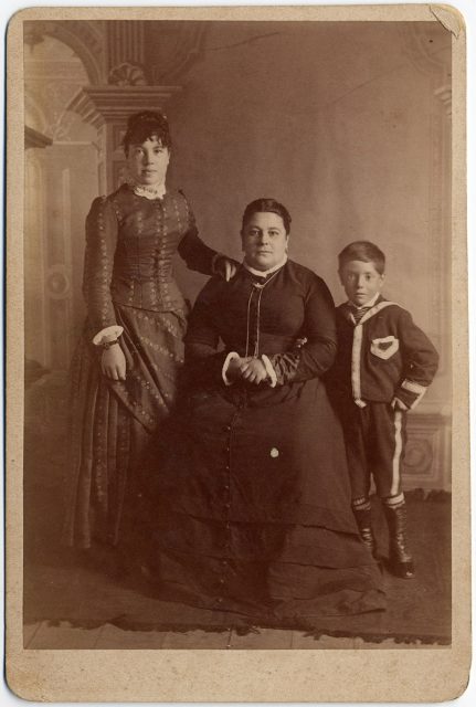 Retrato de dos mujeres y un niño.