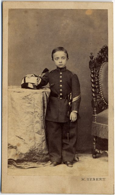 Retrato de un niño con uniforme militar