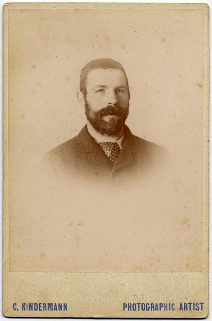 Retrato de un hombre con barba.