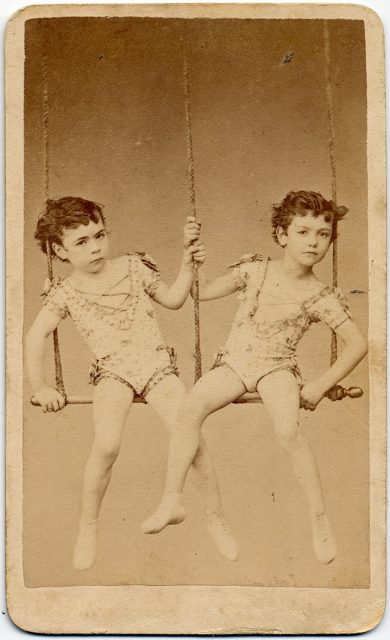 Retrato de dos niñas trapecistas.