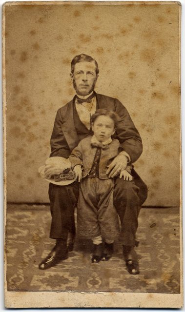 Retrato de un hombre con un niño.