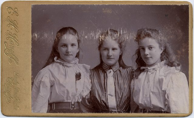 Retrato de tres niñas.