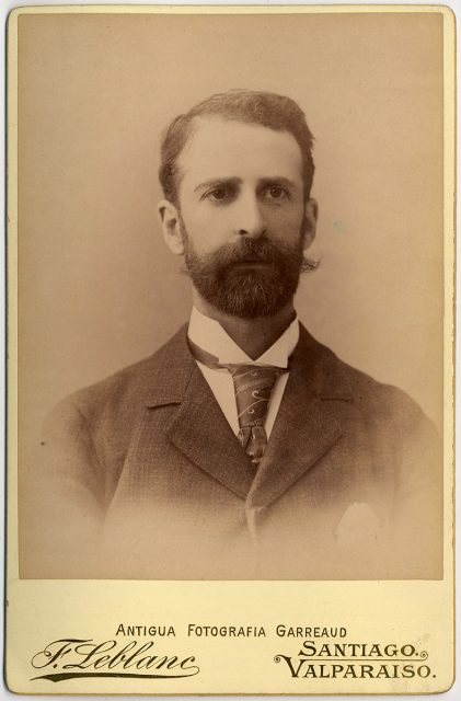 Retrato de un hombre con barba y bigote.