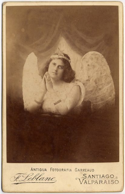 Retrato de una mujer disfrazada de ángel .