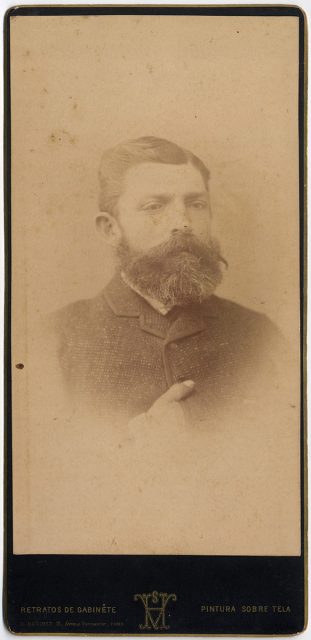 Retrato de un hombre con barba.