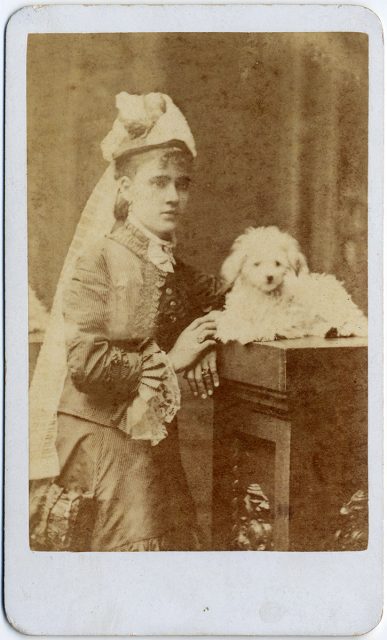 Retrato de una mujer con un perro.