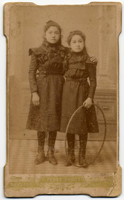 Retrato de dos niñas.