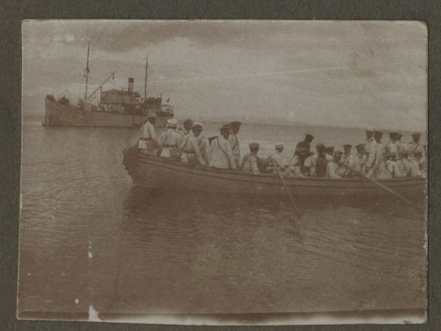 Militares en un barco