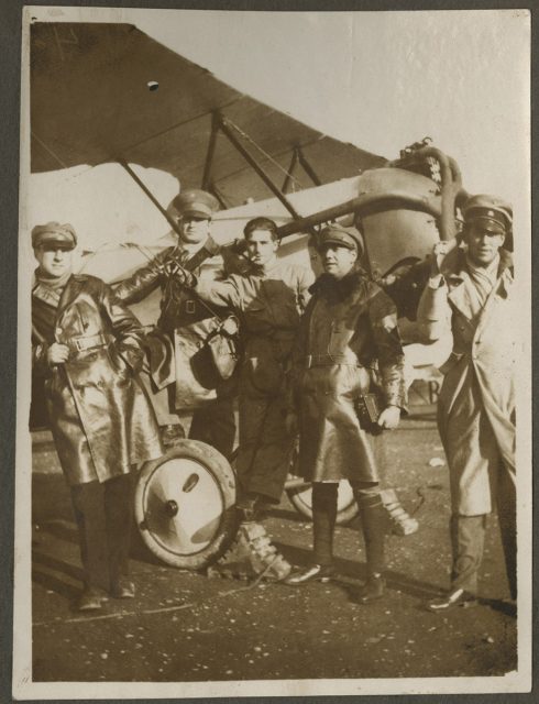 Roberto y sus camaradas junto a un avión