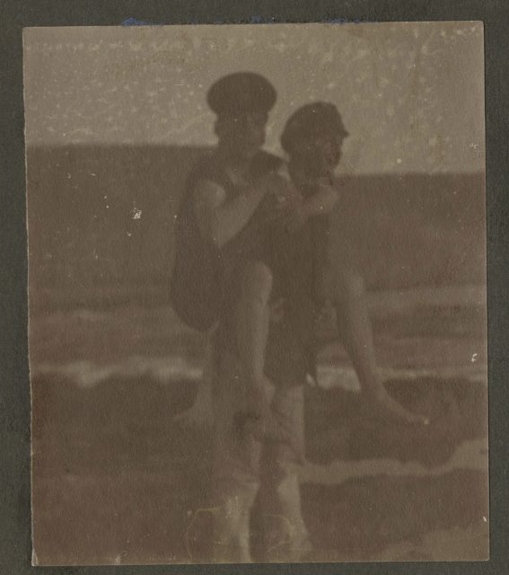 Dos hombres en la playa