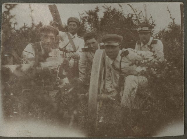 Roberto Erwig y grupo de militares junto a un cañón
