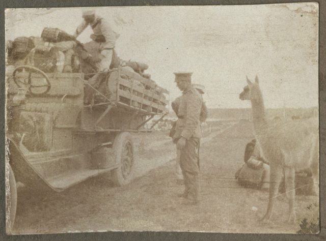 Militares cargando camión