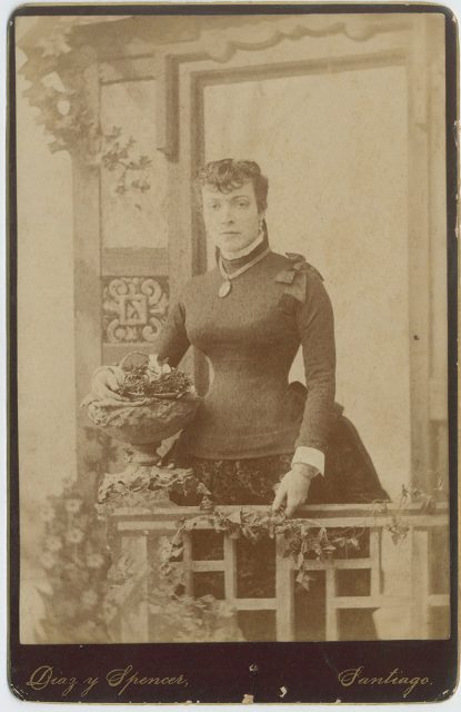 Retrato de una mujer en un balcón