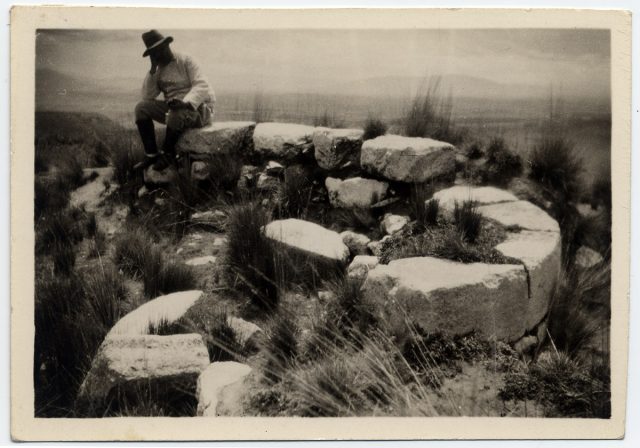 Hombre sentado en las ruinas de Malleccahua.
