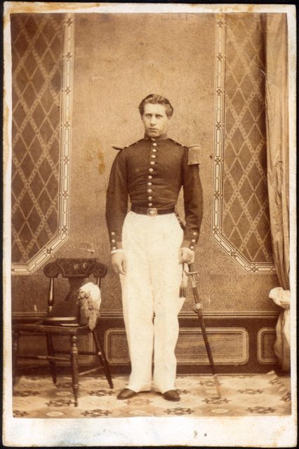 Hombre con uniforme militar