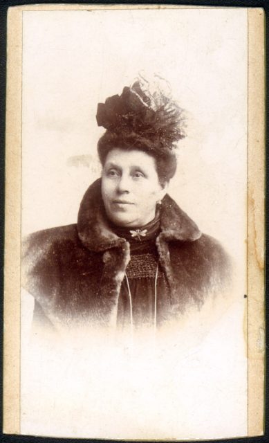 Retrato de una mujer con abrigo de piel y sombrero.