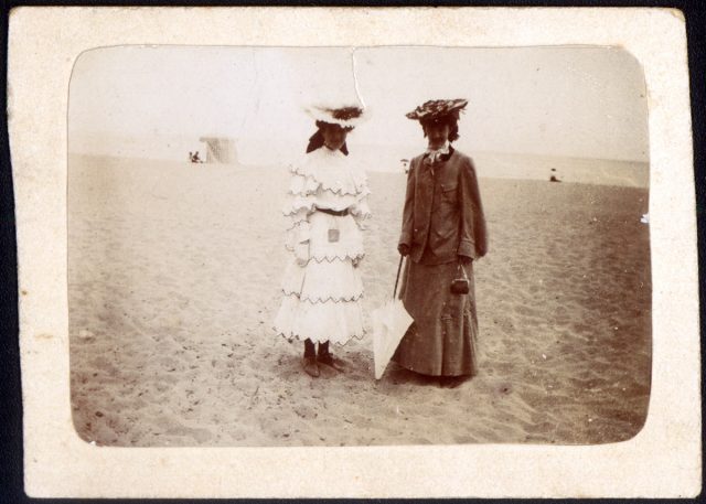 Dos mujeres en la playa