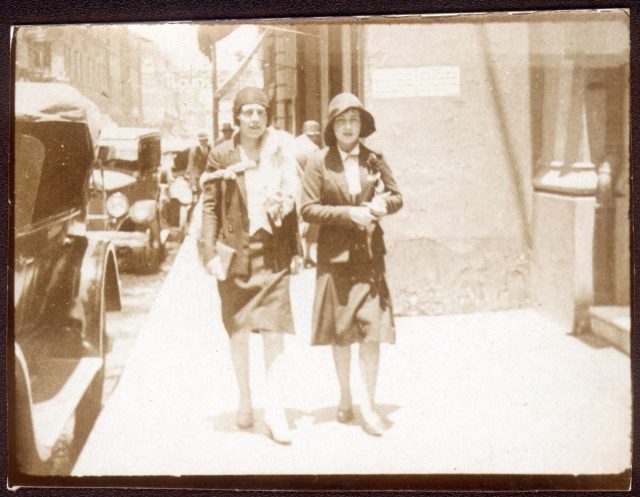 Anita Valdés Anderson y Olga Velasco caminando en una calle.