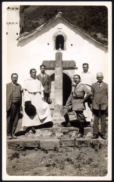 Hombres sobre la Plaza del Santuario.