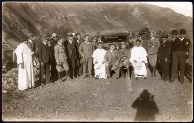 Retrato de un grupo delante un auto.