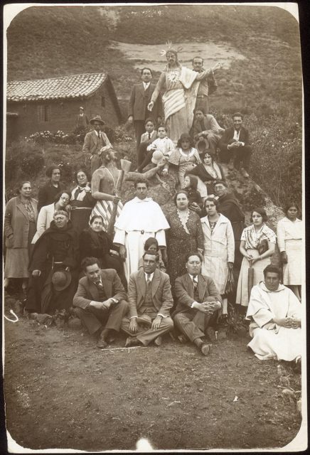 Retrato de un grupo en una aldea.