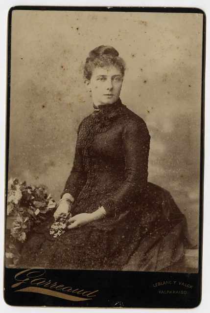 Retrato de una mujer con vestido negro