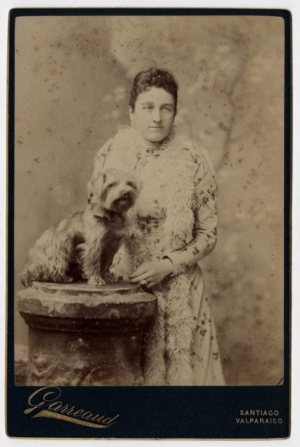 Retrato de una mujer con su perro