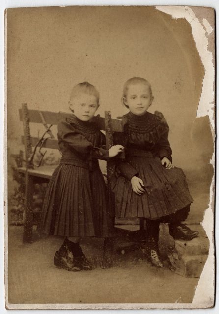 Dos niñas con vestido negro