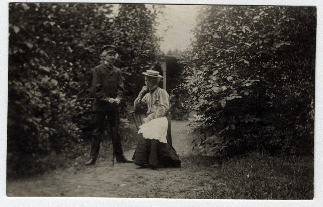 Mujer y niño en un jardín