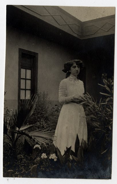 Mujer en un patio