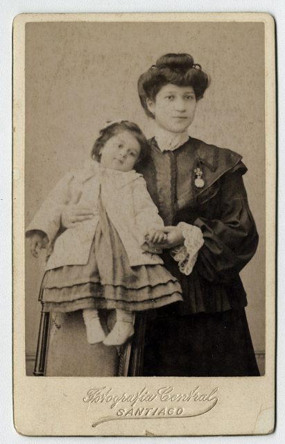 Amelia B. de Acuña y su hija