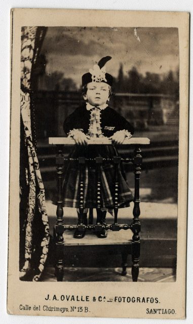 Retrato de una niña sobre un reclinatorio