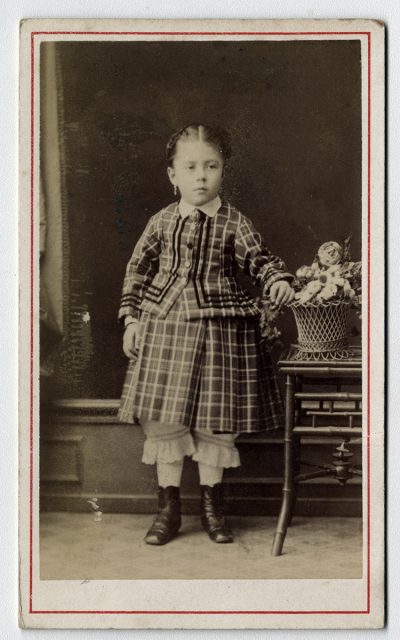 Retrato de una niña con vestido escoses
