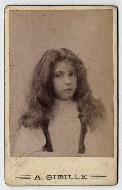 Retrato de una niña con pelo suelto