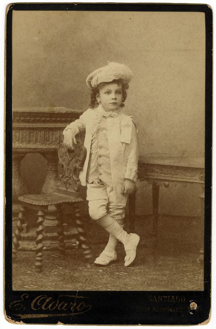 Niño con disfraz blanco