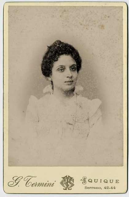 Retrato de una mujer con vestido blanco