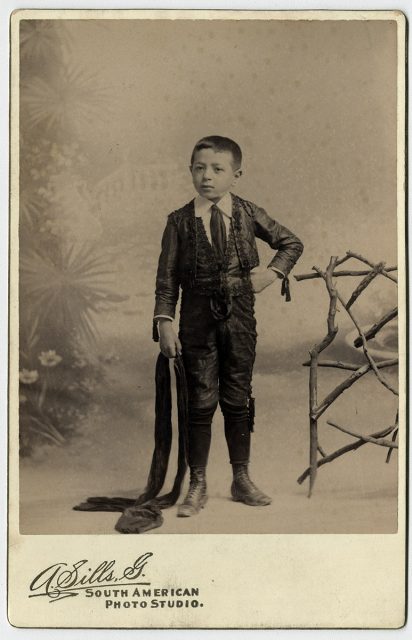 Niño con traje de torero