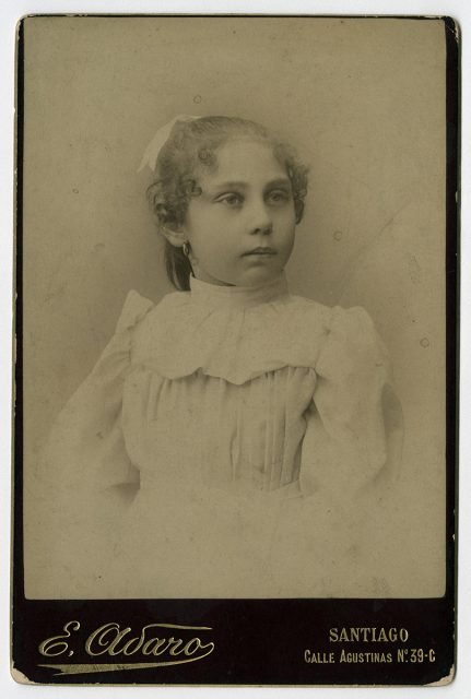 Retrato de una niña con vestido blanco