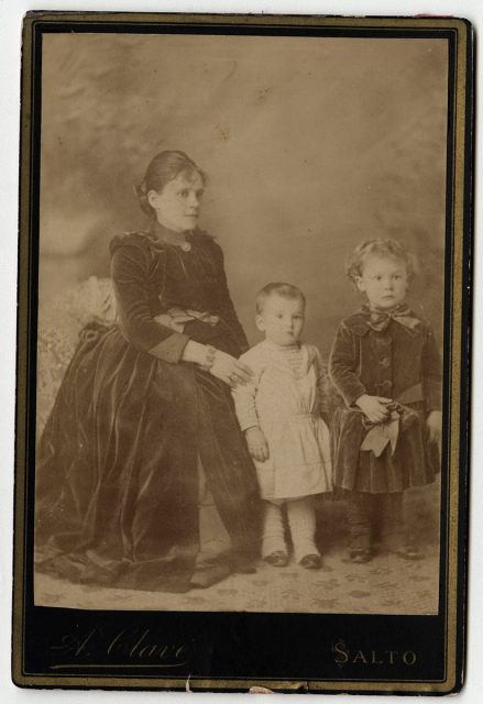 Retrato de una mujer con sus dos hijos