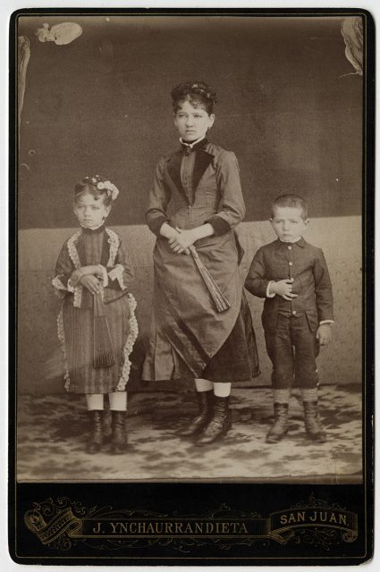 Retrato de una madre con sus dos hijos