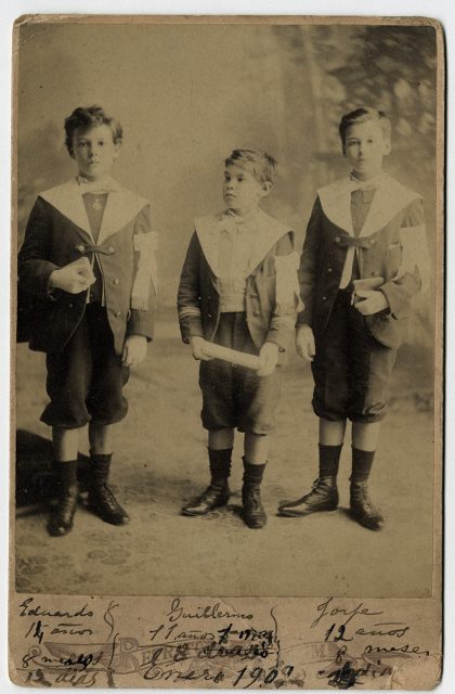 Retrato de tres hermanos el día de su comunión