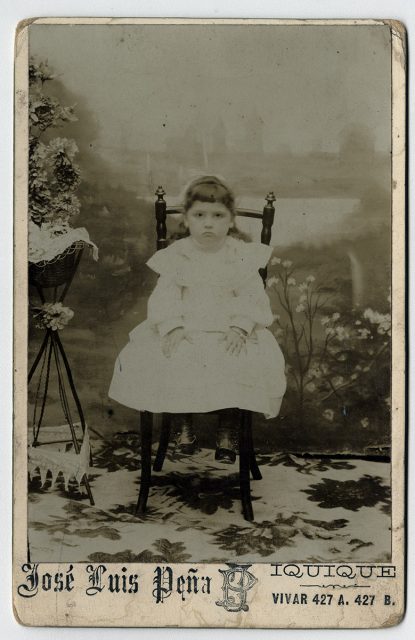Retrato de una niña sentada