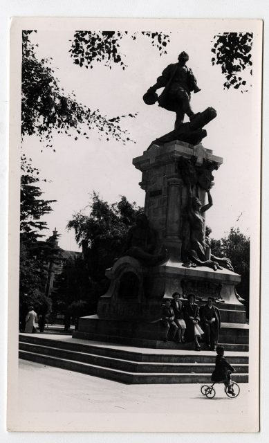 Familia junto a monumento de Hernando de Magallanes.