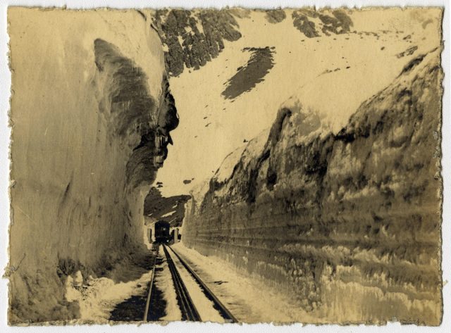 Línea de ferrocarril en la montaña