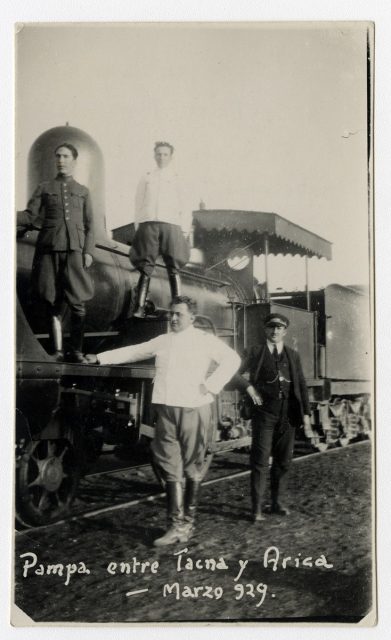 Hombres posando al lado de un tren