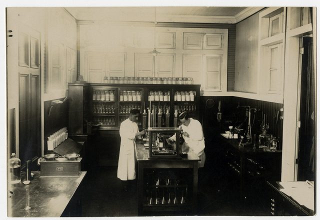 Hombres en un laboratorio