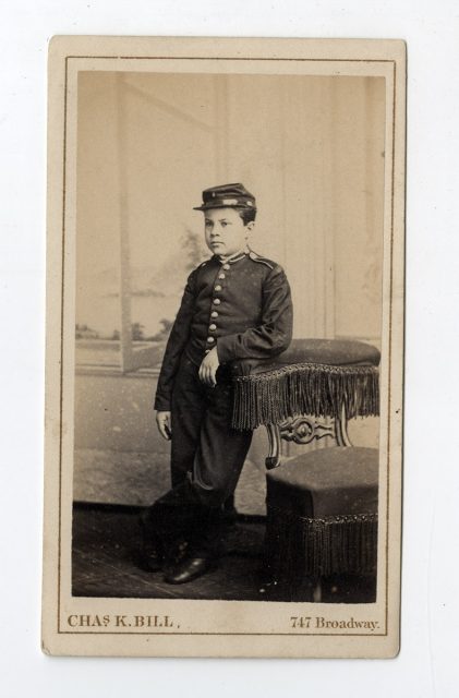 Retrato de un adolescente con uniforme