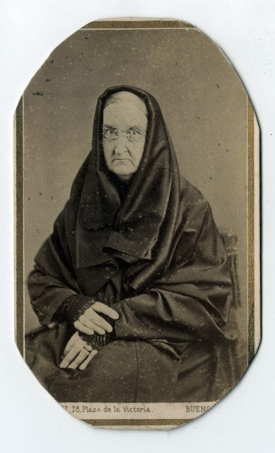 Retrato de una mujer con manto