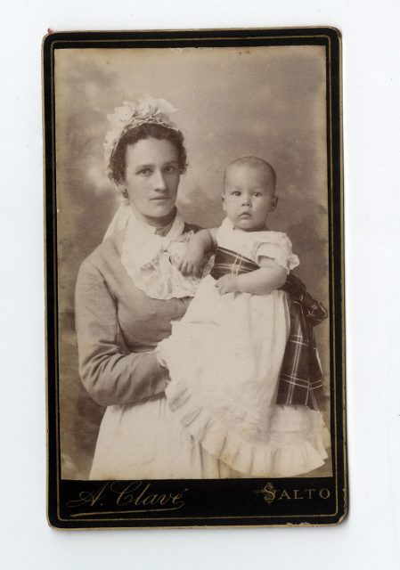 Retrato de una mujer con un niño en sus brazos