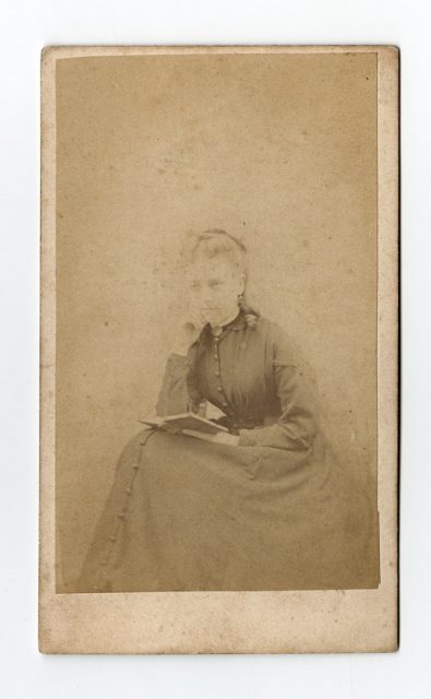 Retrato de una mujer con un libro